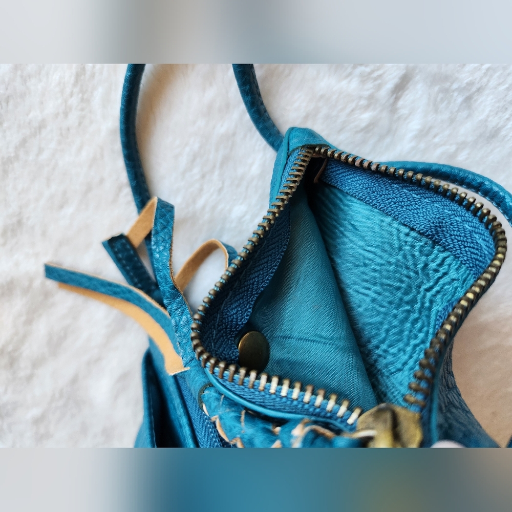Mossimo Supply Co Blue Crossbody Bag with Textured Finish - Picture 4 of 11